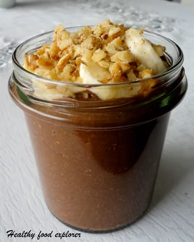 Czekoladowy pudding chia z bananem i orzechami włoskimi