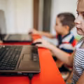 Zamieszanie z naklejkami na darmowych laptopach dla uczniów! Ministerstwo wyjaśnia!