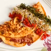 Omlet twarogowy z boczkiem i oliwkami