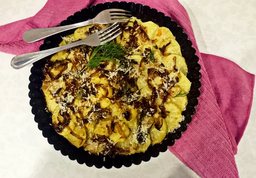 kremowy gratin z karmelizowaną cebulą i parmezanem