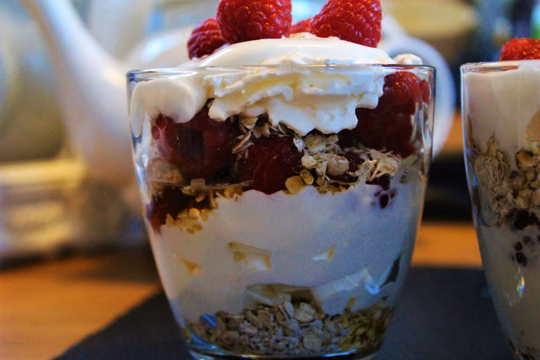 Cranachan tradycyjny szkocki deser z malinami i whisky.