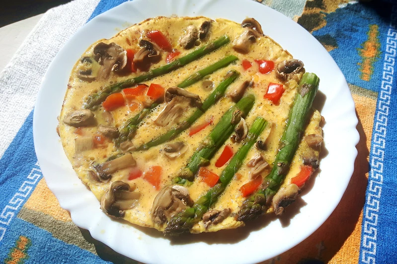 Omlet ze szparagami, pieczarkami i papryką