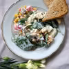 Sałatka jajeczna z paluszkami surimi i szpinakiem
