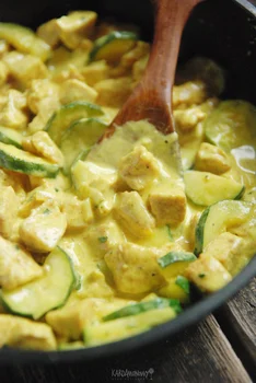 Kurczak z cukinią w jogurtowym sosie curry