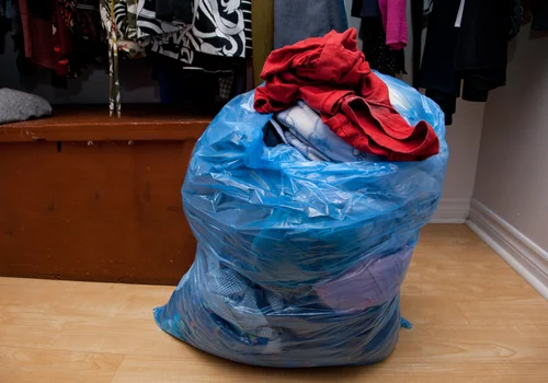 Od 2025 roku zapomnij o wyrzucaniu ubrań i tekstyliów! Sprawdź, co musisz zrobić z koszulą, firanką czy kocem!