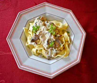 Makaron tagiatelle z kurczakiem w sosie kurkowym
