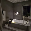 Ledowe lampki na suficie w łazience