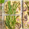 Focaccia ze szparagami i ziołami