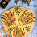 Pizza bianca ze szparagami, mascarpone i szynką parmeńską