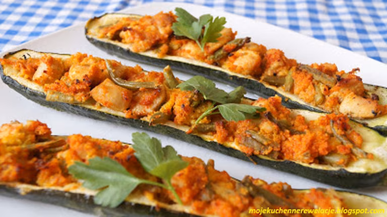 Cukinia faszerowana kaszą jaglaną, kurczakiem i warzywami - 300 kcal