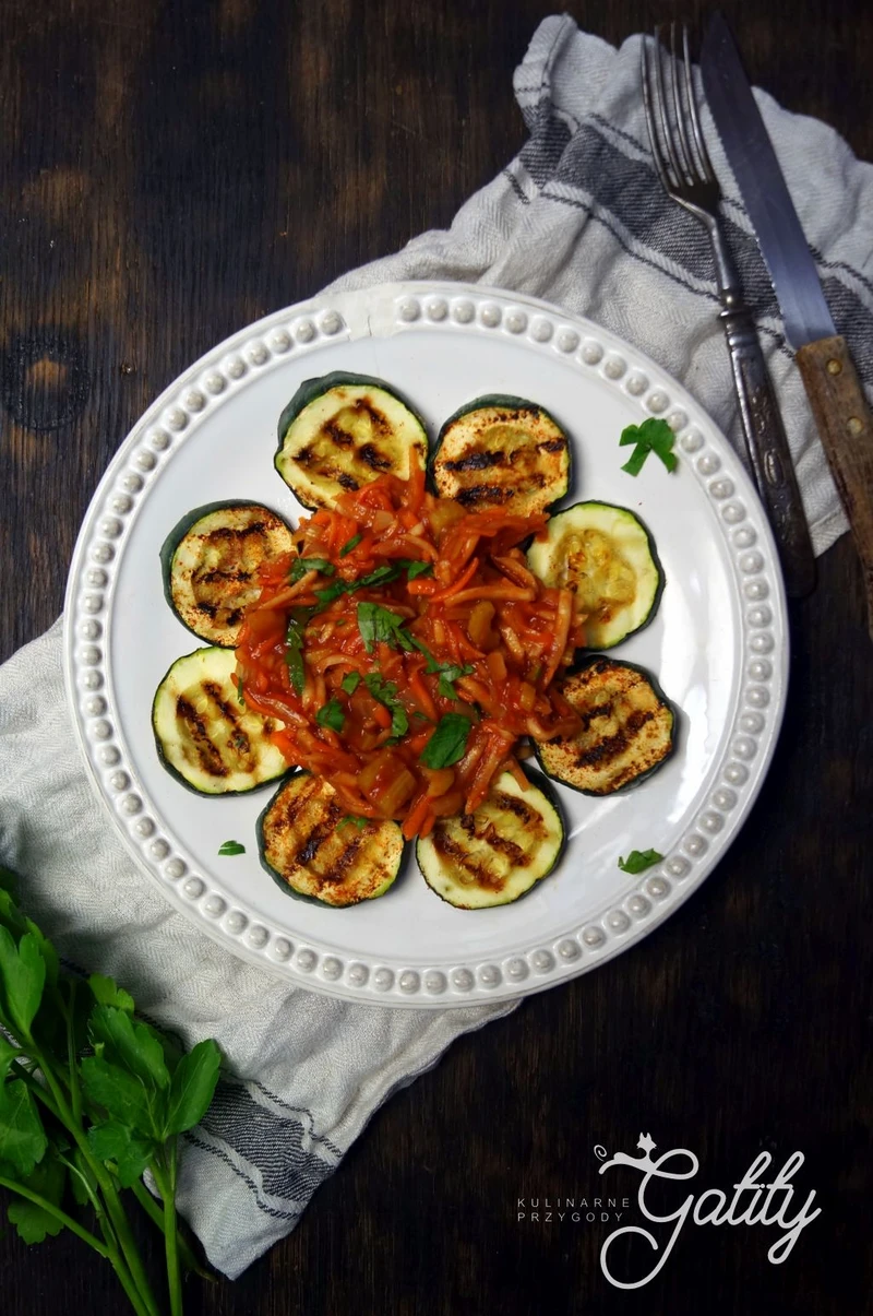 Grillowana cukinia z warzywami po grecku