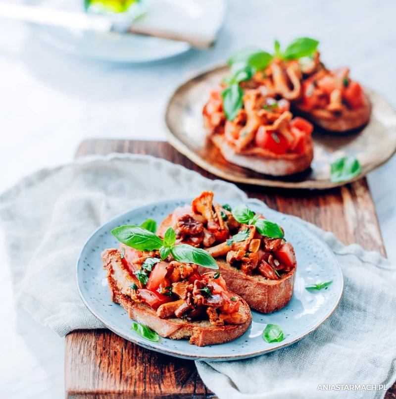 Bruschetta z kurkami i pomidorami