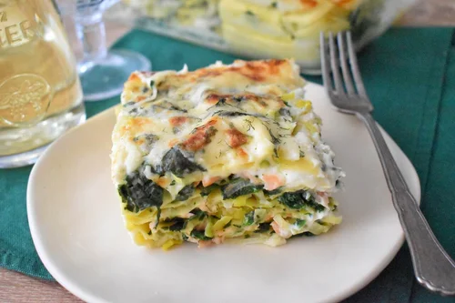 Lasagne z porami, wędzonym łososiem i szpinakiem
