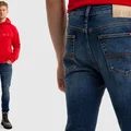 Skinny jeans – jak nosić i stylizować te ponadczasowe spodnie?