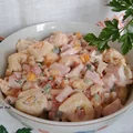 Sałatka z pierożkami tortellini, szynką i marynowanymi pieczarkami.