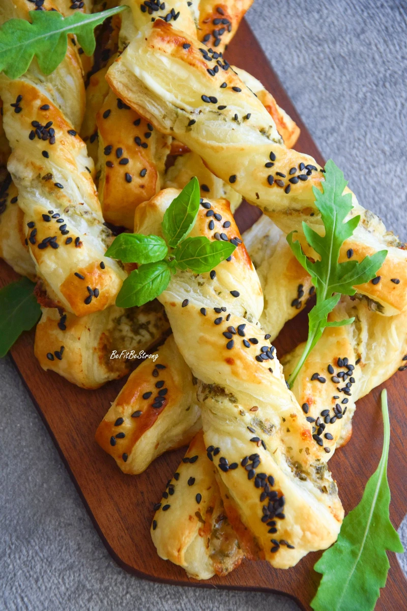 Twisty z ciasta francuskiego z ricottą i lubczykiem