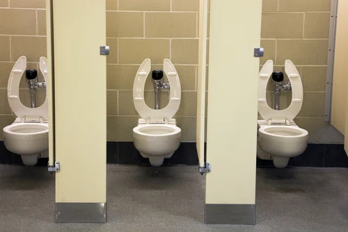 Którą kabinę wybrać w toalecie publicznej?