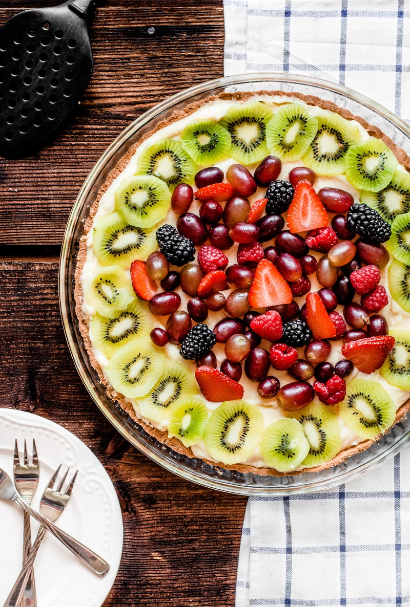 Tarta z kremem pâtissière i owocami lata