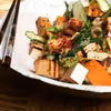 Sałatka z marynowanym tofu, prażonym sezamem i warzywami