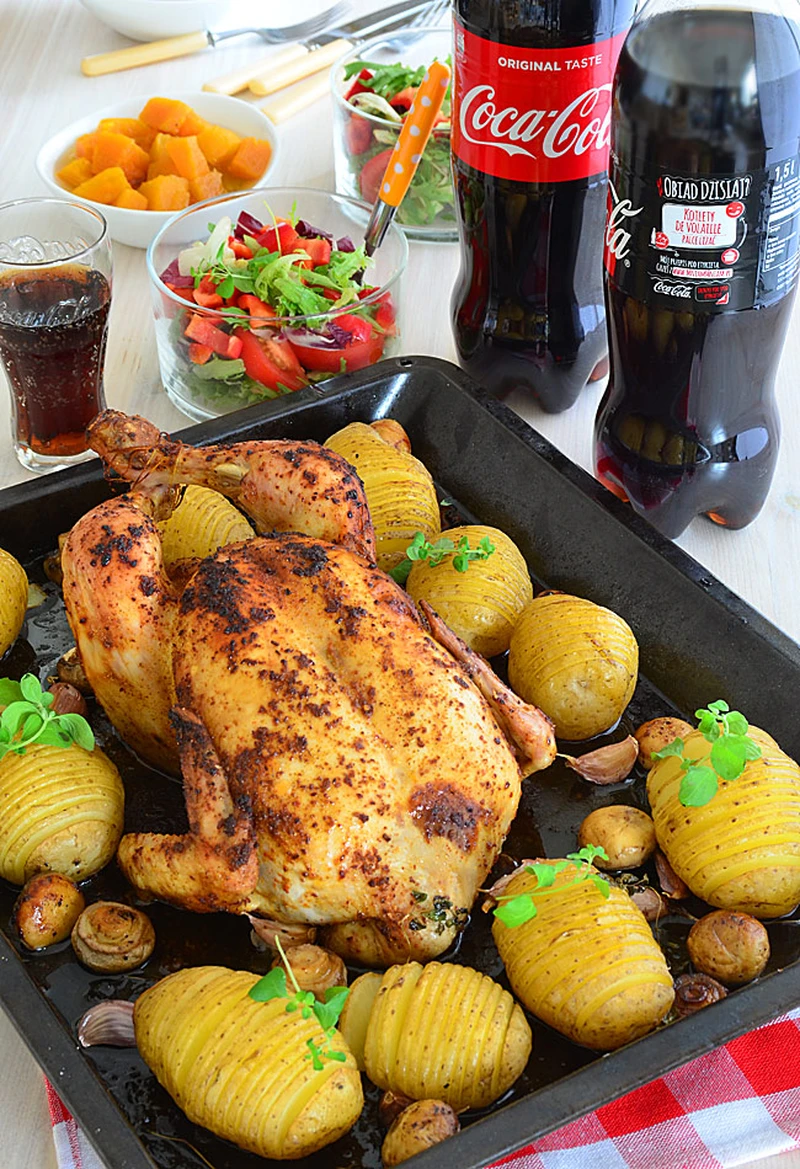 Kurczak pieczony z ziemniakami harmonijkowymi (hasselback) i pieczarkami