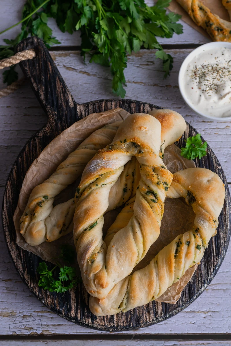 Kręciołki drożdżowe z parmezanem i pietruszką