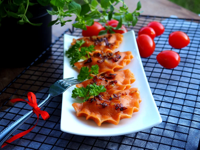 POMIDOROWE PIEROGI Z SOCZEWICĄ
