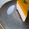 Sernik kokosowy na zimno z żelką mango