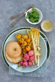 PIECZONE SZPARAGI Z SEREM, SŁONECZNIKIEM I RZODKIEWKĄ! POMYSŁ NA LETNI OBIAD!