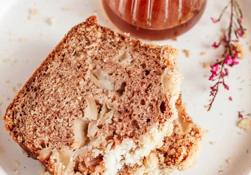 Proste cynamonowe ciasto z jabłkami