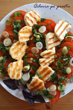 Sałatka na grilla z pomidorami i serem halloumi