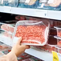 Koniec reklam mięsa i lotów! Przełomowa decyzja w Europie