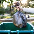 Te osoby nie muszą płacić za wywóz śmieci! Zobacz kto może być zwolniony z opłat