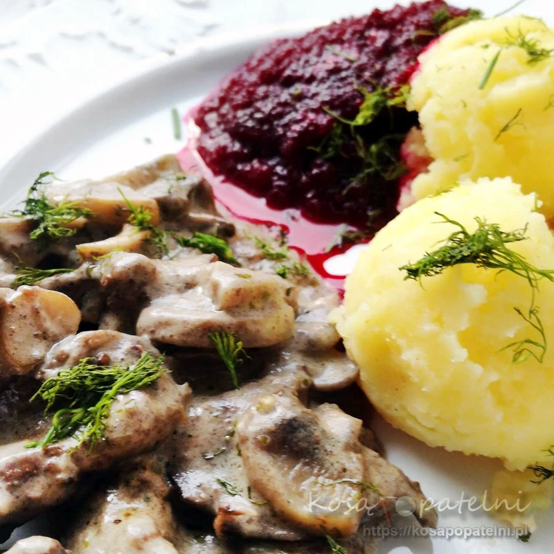 Wątróbki drobiowe z pieczarkami w sosie śmietanowym