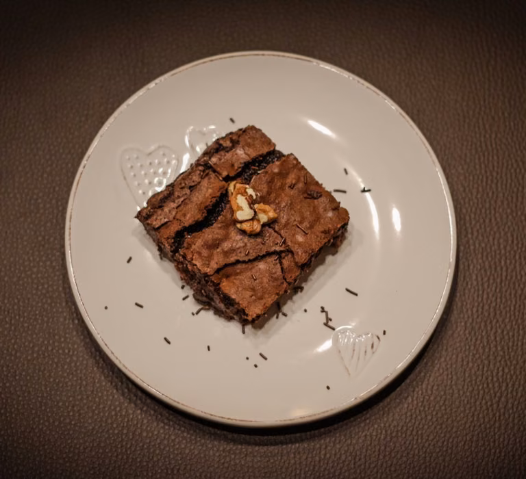 Brownie z orzechami laskowymi i solą morską