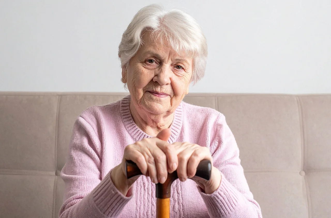 Mąż zmarł, a dom wybudowaliśmy razem. „Chcę przekazać go synowi za opiekę. Czy będzie musiał spłacić rodzeństwo?” — pyta Helena [LIST]