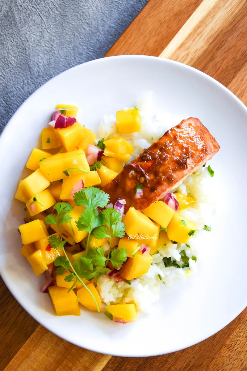Pieczony łosoś teriyaki z salsą mango i cytrynowo-bazyliowym ryżem