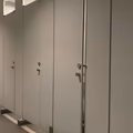 Widzisz taką dziurę w ścianie? Lepiej nie korzystaj z tej toalety w galerii handlowej!