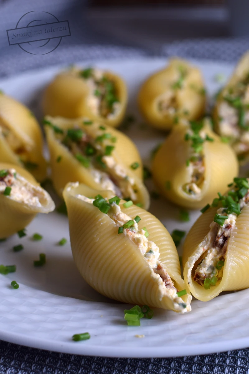 Muszle makaronowe faszerowane kanapowym serkiem i suszonymi pomidorami