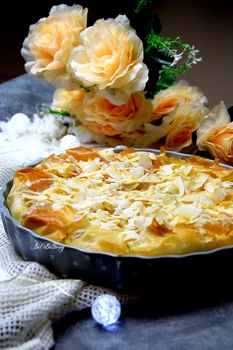 Szarlotka z ciasta filo z sosem waniliowym FIT