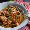 Spaghetti z pieczonymi pomidorami i oliwkami