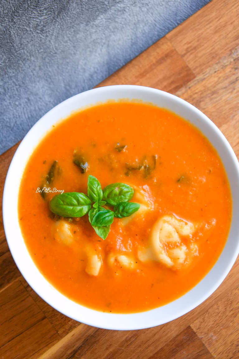 Zupa pomidorowa z tortellini i szpinakiem - Be Fit Be Strong