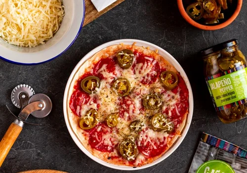 Ekspresowa pizza z tortilli z salami i jalapeño