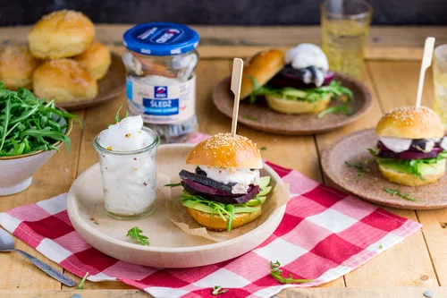 Mini burgery ze śledziem, awokado, burakiem i pianką z musztardy francuskiej