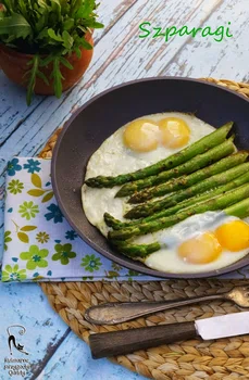 ielone szparagi z sadzonymi jajkami