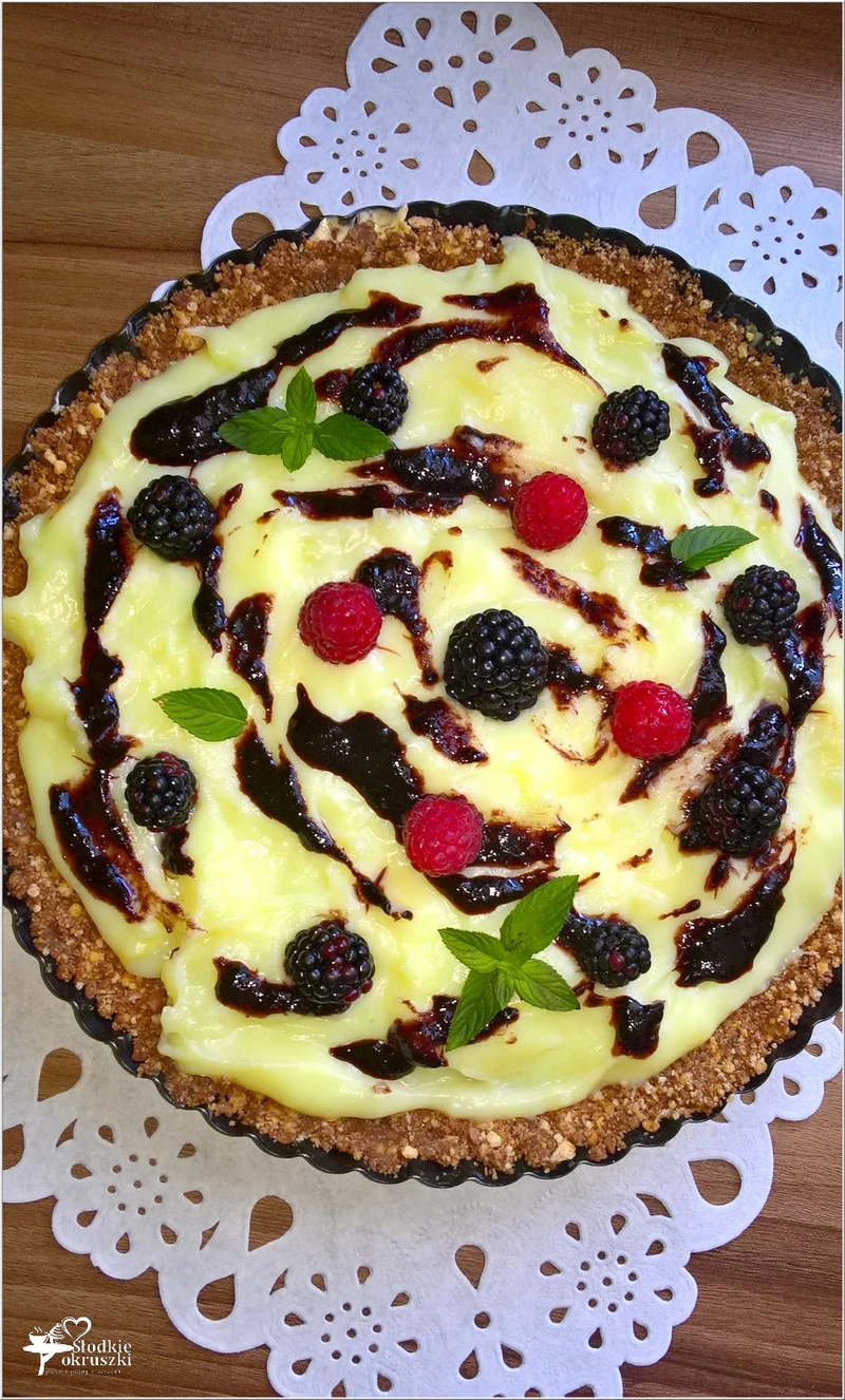 Budyniowa tarta bez pieczenia z konfiturą z czarnego bzu i owocami