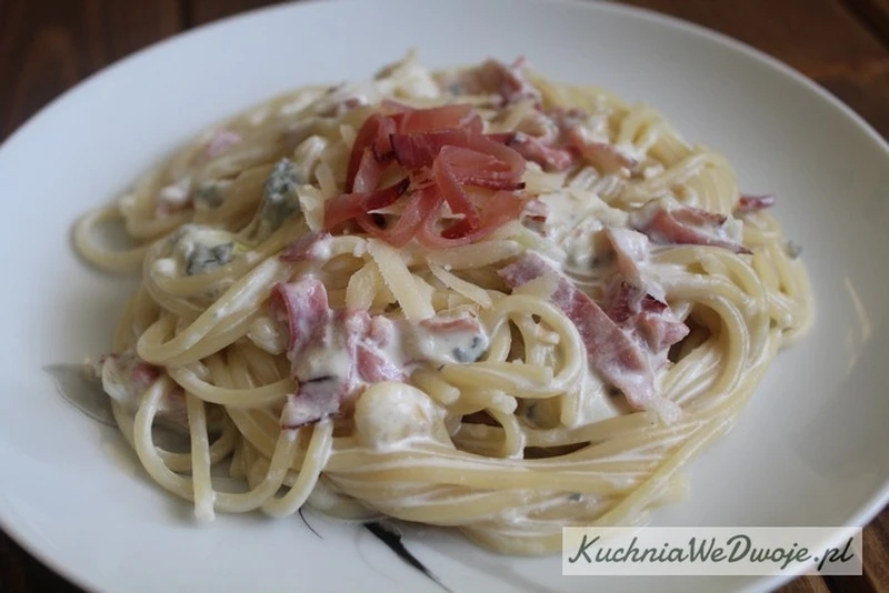 Spaghetti z serem pleśniowym i szynką parmeńską