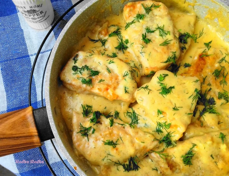 Schab w sosie śmietanowo-czosnkowym.
