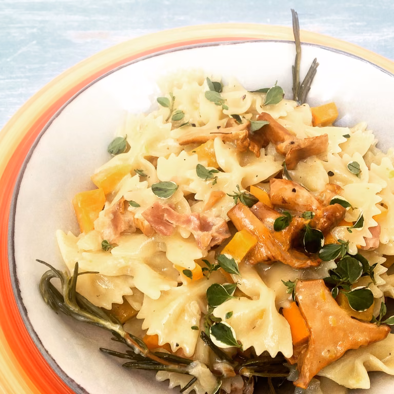 Wakacyjny obiad w 15 minut. Farfalle w rustykalnym stylu.