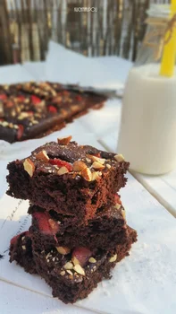 Bezglutenowe brownie z truskawkami i solonymi migdałami