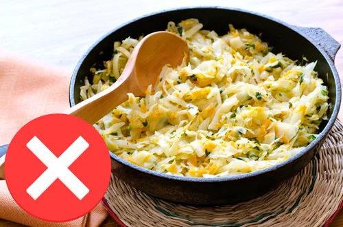 Przestań podsmażać kapustę z grzybami przed duszeniem - to największy błąd!